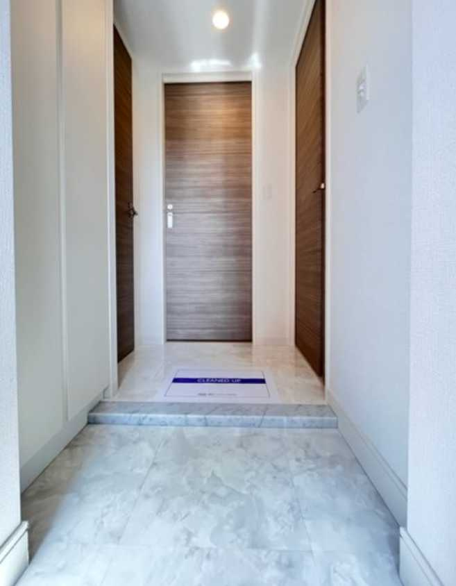 レジディア三軒茶屋Ⅲ　1Fコンビニ　トランクルーム　礼金０の玄関