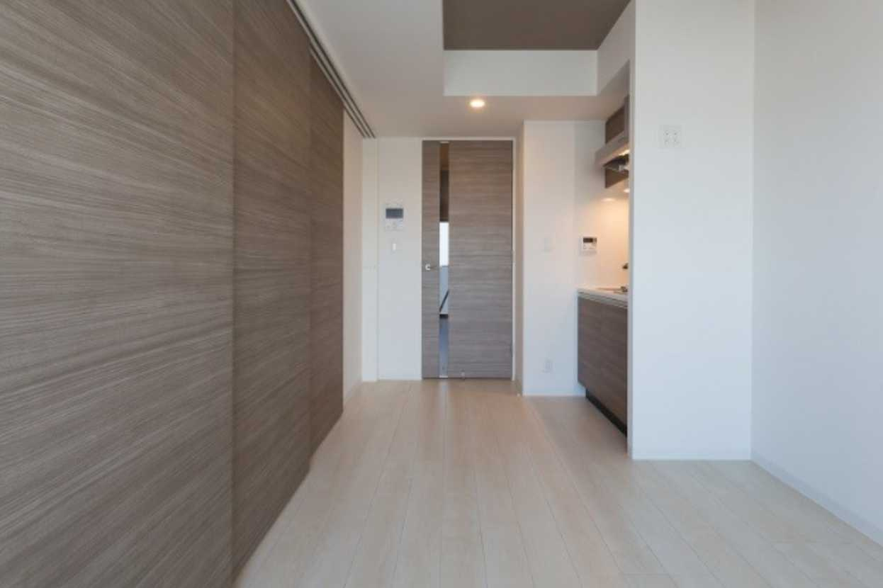 レジディア三軒茶屋Ⅲ　1Fコンビニ　トランクルーム　礼金０の居間・リビング