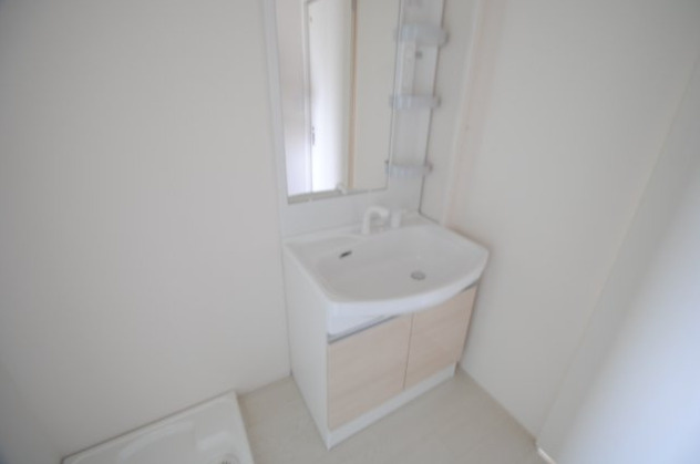 CLAN・K A棟の洗面所|明るい洗面所です