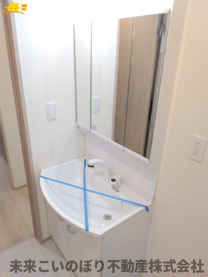 【独立洗面台】 | HeartfurlTown伊奈町栄四丁目 | 鏡の裏は収納になっています。
スッキリ収納ができます！