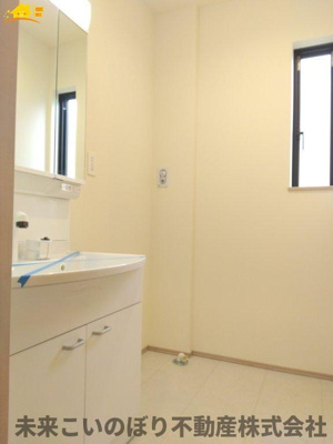 【脱衣所】 | HeartfurlTown伊奈町栄四丁目 | 洗面脱衣室には窓があり空気の入れ替えが出来カビの防止対策できますよ。