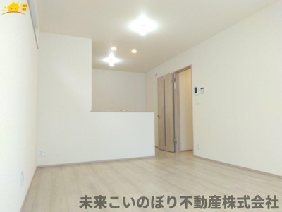 【居間・リビング】 | HeartfurlTown伊奈町栄四丁目 | 一日の中で多くの時間を過すことになるリビングダイニングだからこそ、いつも穏やかな空間であることが必然。爽やかな通風と採光を存分に感じる事が出来る空間です。