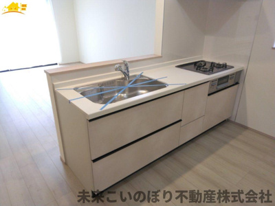 【キッチン】 | HeartfurlTown伊奈町栄四丁目 | 対面キッチンならつくりたてのお料理をすぐに食卓へ♪配膳しながら調理ができるので調理スペースを広く使用でき、作業効率も上がります♪