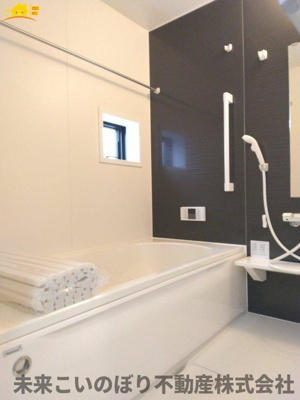 【浴室】 | HeartfurlTown伊奈町栄四丁目 | １坪サイズのバスルーム。浴室換気乾燥機を標準装備。乾きやすい床やお手入れのしやすい排水口など、いつも清潔にご使用いただけます。