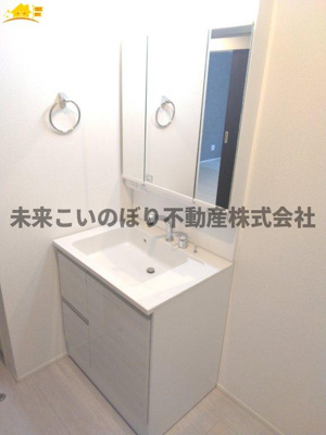 【独立洗面台】 | GRAFARE伊奈町栄4期 | 鏡の裏は収納になっています。
スッキリ収納ができます！