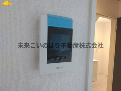 【防犯設備】 | GRAFARE伊奈町栄4期 | TVインターフォンは来訪者の確認にとても便利で安心です。
録画システム付きなので、留守時の確認も可能です。