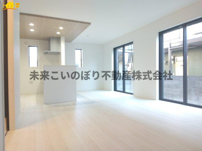 【居間・リビング】 | GRAFARE伊奈町栄4期 | 広々とした解放間のあるリビングで、家族の会話も弾みますね！