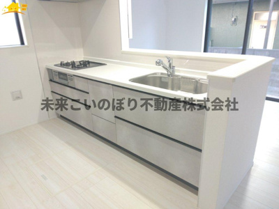 【キッチン】 | GRAFARE伊奈町栄4期 | 対面キッチンならつくりたてのお料理をすぐに食卓へ♪配膳しながら調理ができるので調理スペースを広く使用でき、作業効率も上がります♪