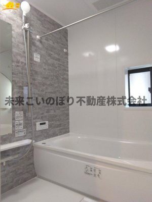 【浴室】 | GRAFARE伊奈町栄4期 | １坪サイズのバスルーム。浴室換気乾燥機を標準装備。乾きやすい床やお手入れのしやすい排水口など、いつも清潔にご使用いただけます。