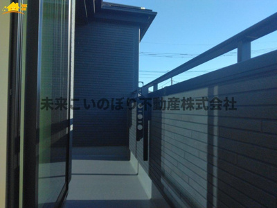 【バルコニー】 | GRAFARE伊奈町栄4期 | 南西向きのバルコニーは日当たり風当たりがとてもいいです。
洗濯物も良く乾きますね。
