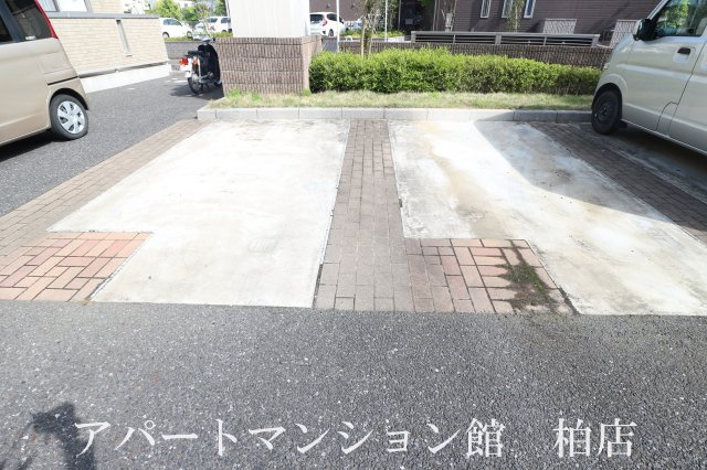グランドソレイユＡの駐車場