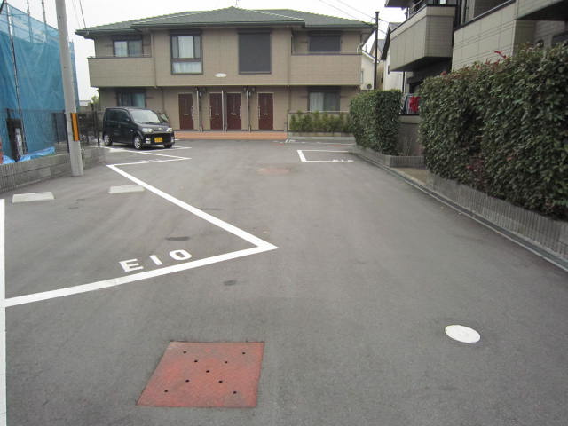 ウィンディアコリーヌF棟の駐車場