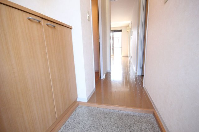 メゾンドール小森野Ⅱの玄関|シューズボックス付きの玄関です☆