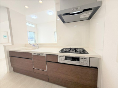 【キッチン】 | 【仲介手数料３６０万円が無料！】■リビングは吹抜け天井■住宅性能評価６項目で最高評価 | 【諸費用３６０万円ＯＦＦ！】
■決算特別キャンペーン！
■リビングは吹抜け天井
■住宅性能評価６項目で最高評価
■ＺＥＨ水準住宅
■高断熱仕様
■太陽光パネル発電
■省エネ性能ラベル