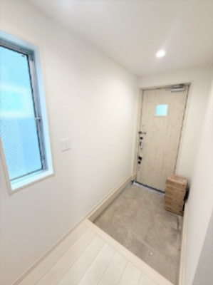 【玄関】 | 【仲介手数料３６０万円が無料！】■リビングは吹抜け天井■住宅性能評価６項目で最高評価 | 【諸費用３６０万円ＯＦＦ！】
■決算特別キャンペーン！
■リビングは吹抜け天井
■住宅性能評価６項目で最高評価
■ＺＥＨ水準住宅
■高断熱仕様
■太陽光パネル発電
■省エネ性能ラベル