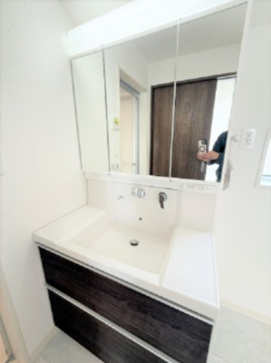 【独立洗面台】 | 【仲介手数料３６０万円が無料！】■リビングは吹抜け天井■住宅性能評価６項目で最高評価 | 【諸費用３６０万円ＯＦＦ！】
■決算特別キャンペーン！
■リビングは吹抜け天井
■住宅性能評価６項目で最高評価
■ＺＥＨ水準住宅
■高断熱仕様
■太陽光パネル発電
■省エネ性能ラベル