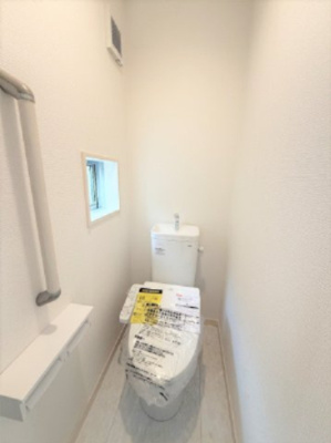 【トイレ】 | 【仲介手数料３６０万円が無料！】■リビングは吹抜け天井■住宅性能評価６項目で最高評価 | 【諸費用３６０万円ＯＦＦ！】
■決算特別キャンペーン！
■リビングは吹抜け天井
■住宅性能評価６項目で最高評価
■ＺＥＨ水準住宅
■高断熱仕様
■太陽光パネル発電
■省エネ性能ラベル