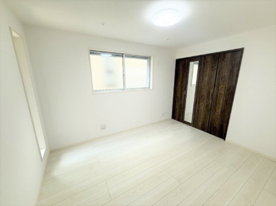 【洋室】 | 【仲介手数料３６０万円が無料！】■ | 【諸費用３６０万円ＯＦＦ！】
■決算特別キャンペーン！「物件概要」の「諸費用」欄をご覧下さい！
■住宅性能評価６項目で最高評価
■高断熱仕様
■省エネ性能ラベル
■太陽光パネル（１号棟）
■内覧可能