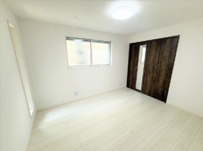 【洋室】 | 【仲介手数料３６０万円が無料！】■リビングは吹抜け天井■住宅性能評価６項目で最高評価 | 【諸費用３６０万円ＯＦＦ！】
■決算特別キャンペーン！
■リビングは吹抜け天井
■住宅性能評価６項目で最高評価
■ＺＥＨ水準住宅
■高断熱仕様
■太陽光パネル発電
■省エネ性能ラベル