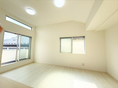 【居間・リビング】 | 【仲介手数料３６０万円が無料！】■ | 【決算特別キャンペーン！】
「物件概要」の「諸費用」欄をご覧下さい！
■住宅性能評価６項目で最高評価
■ＺＥＨ水準住宅
■高断熱仕様
■省エネ性能ラベル
■太陽光パネル（１号棟）
■内覧可能
