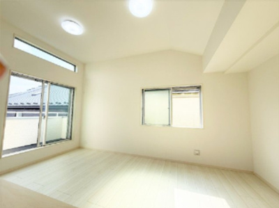 【居間・リビング】 | 【仲介手数料３６０万円が無料！】■リビングは吹抜け天井■住宅性能評価６項目で最高評価 | 【決算特別キャンペーン！】
「物件概要」の「諸費用」欄をご覧下さい！
■リビングは吹抜け天井
■住宅性能評価６項目で最高評価
■ＺＥＨ水準住宅
■高断熱仕様
■太陽光パネル発電
■省エネ性能ラベル