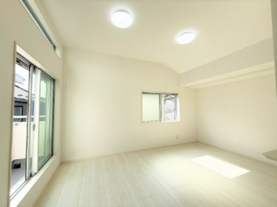 【居間・リビング】 | 【仲介手数料３６０万円が無料！】■リビングは吹抜け天井■住宅性能評価６項目で最高評価 | 春の特別キャンペーン！
日本一の家計応援サービスに挑戦中！
■リビングは吹抜け天井
■住宅性能評価６項目で最高評価
■ＺＥＨ水準住宅
■高断熱仕様
■太陽光パネル発電
■省エネ性能ラベル