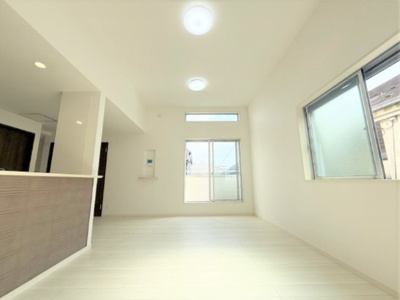 【居間・リビング】 | 【仲介手数料３６０万円が無料！】■ | 【決算特別キャンペーン！】
「物件概要」の「諸費用」欄をご覧下さい！
■住宅性能評価６項目で最高評価
■ＺＥＨ水準住宅
■高断熱仕様
■省エネ性能ラベル
■太陽光パネル（１号棟）
■内覧可能
