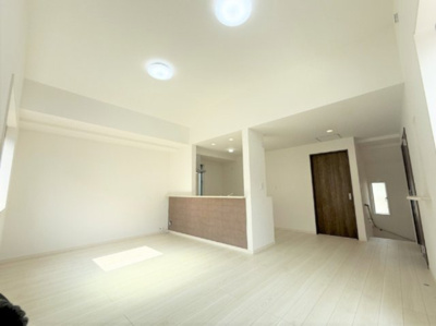 【居間・リビング】 | 【仲介手数料３６０万円が無料！】■リビングは吹抜け天井■住宅性能評価６項目で最高評価 | 【諸費用３６０万円ＯＦＦ！】
■春の特別キャンペーン！
■リビングは吹抜け天井
■住宅性能評価６項目で最高評価
■ＺＥＨ水準住宅
■高断熱仕様
■太陽光パネル発電
■省エネ性能ラベル