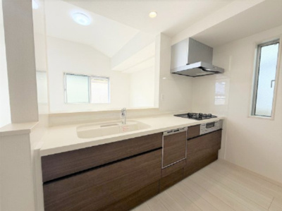 【キッチン】 | 【仲介手数料３６０万円が無料！】■リビングは吹抜け天井■住宅性能評価６項目で最高評価 | 【諸費用３６０万円ＯＦＦ！】
■決算特別キャンペーン！
■リビングは吹抜け天井
■住宅性能評価６項目で最高評価
■ＺＥＨ水準住宅
■高断熱仕様
■太陽光パネル発電
■省エネ性能ラベル