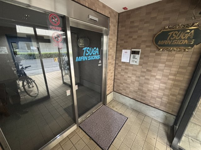 津賀マンションのエントランス
