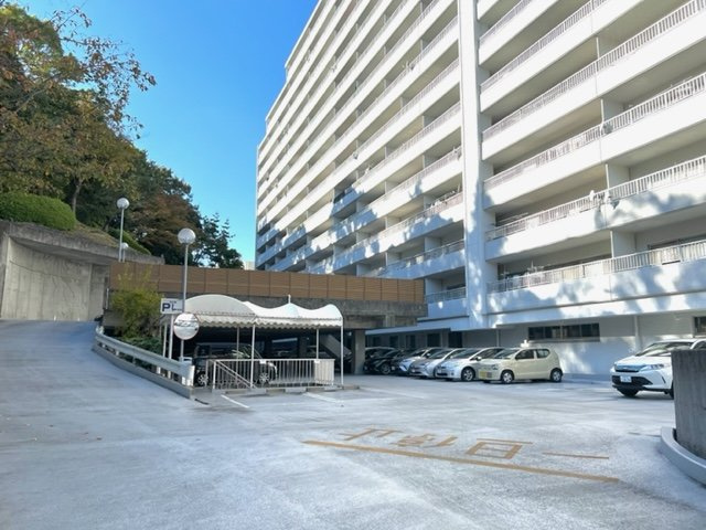 虹ヶ丘マンション本館の駐車場|敷地内駐車場