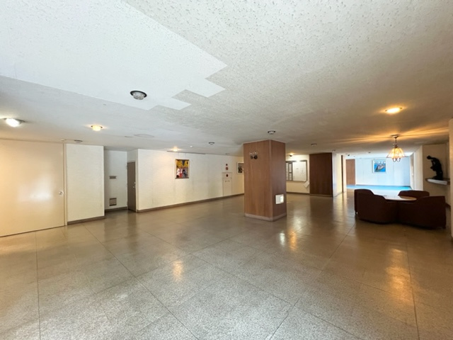 虹ヶ丘マンション本館のロビー