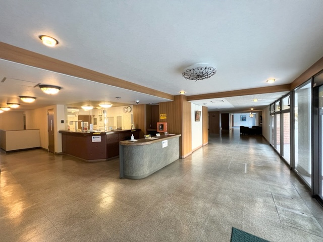 虹ヶ丘マンション本館のエントランス