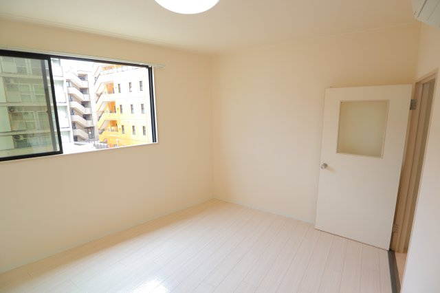 諏訪東生駒ビルの洋室