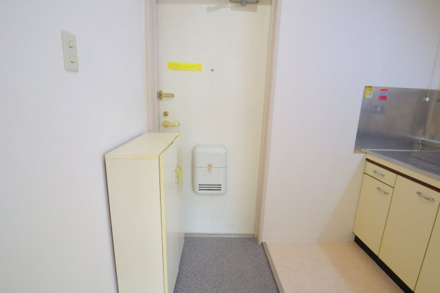 諏訪東生駒ビルの玄関