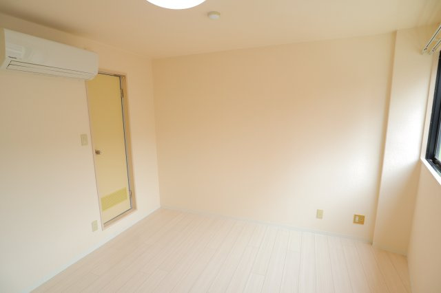 諏訪東生駒ビルの居間・リビング