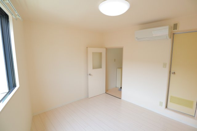 諏訪東生駒ビルの居間・リビング