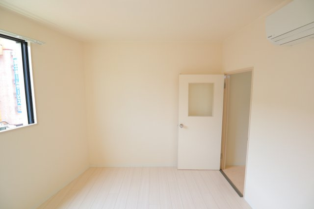 諏訪東生駒ビルの居間・リビング