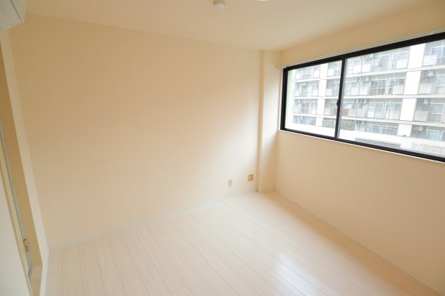 諏訪東生駒ビルの居間・リビング