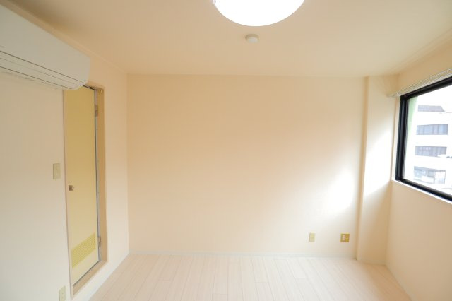 諏訪東生駒ビルの居間・リビング