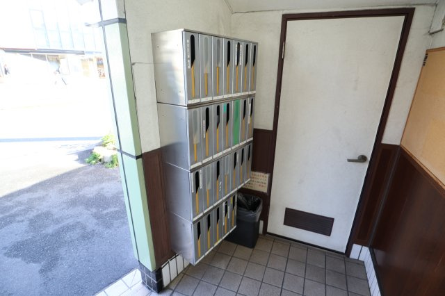 諏訪東生駒ビルのエントランス