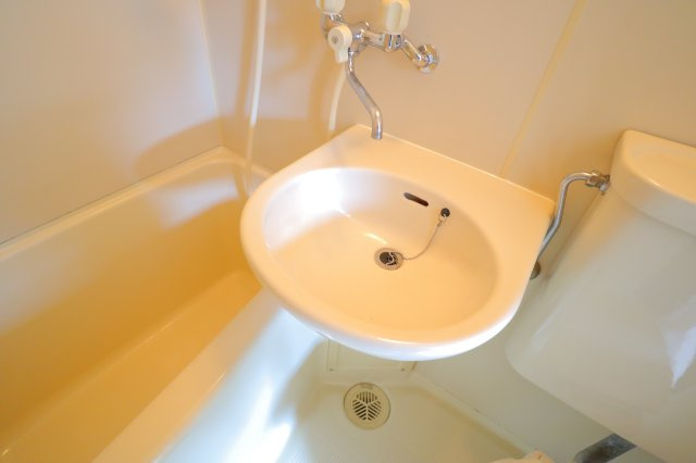 諏訪東生駒ビルの洗面所