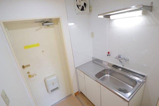 諏訪東生駒ビルの玄関