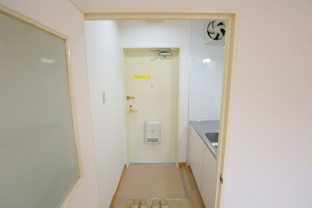 諏訪東生駒ビルの玄関