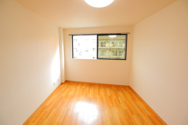 諏訪東生駒ビルの居間・リビング