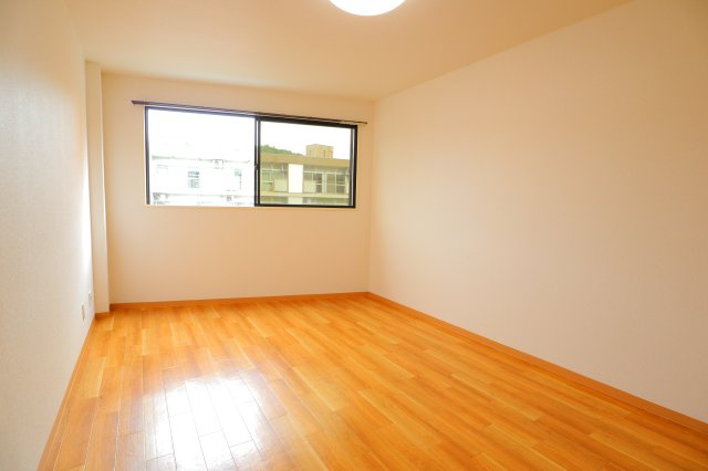 諏訪東生駒ビルの居間・リビング