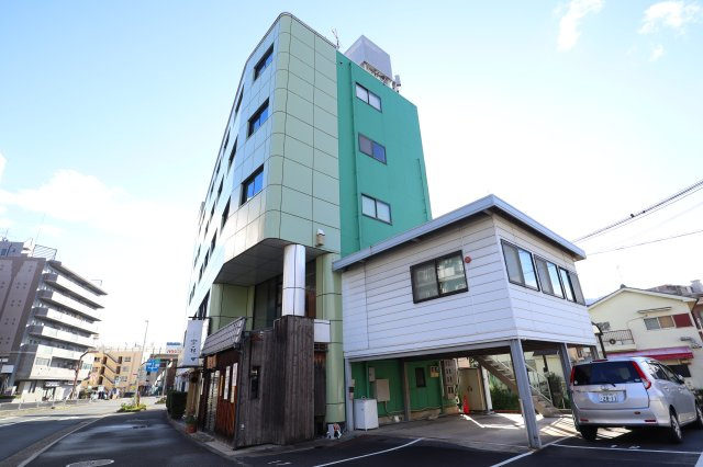 諏訪東生駒ビルの外観