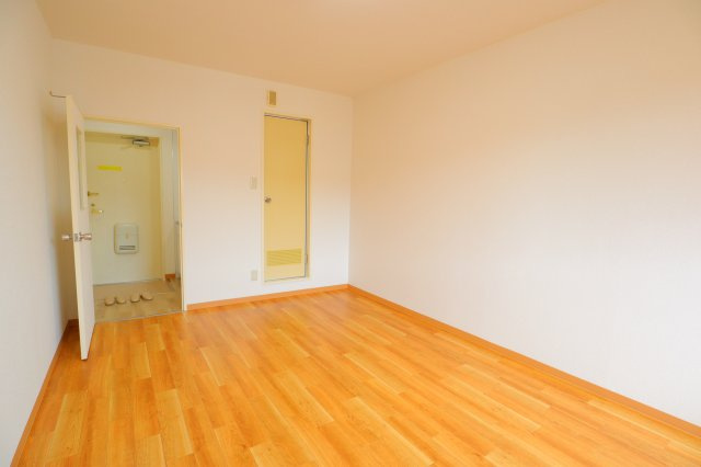 諏訪東生駒ビルの居間・リビング