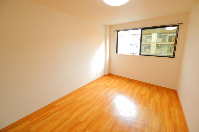 諏訪東生駒ビルの居間・リビング