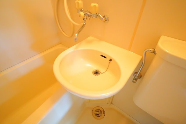 諏訪東生駒ビルの洗面所